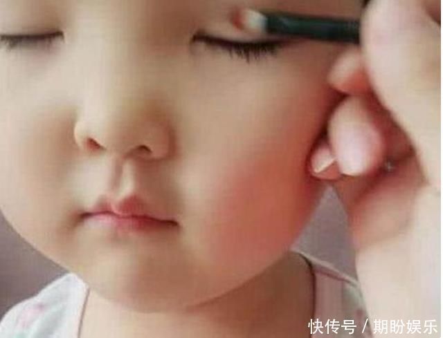 孩子不是双眼皮,家长亲自给整成双眼皮,网友:无知