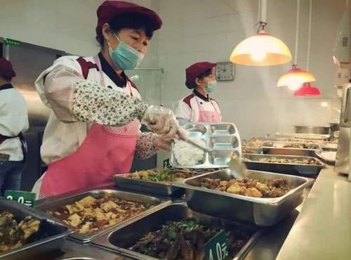 为啥大学食堂的饭菜“便宜又好吃”学姐说出原因,众人恍然大悟