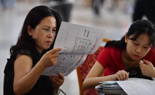 太苦了！读研后，天天“泡在”实验室，劝大家趁早学文？