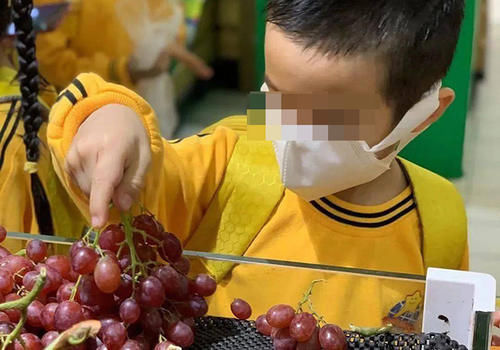 超市|“谁家孩子竟偷吃水果?”面对超市员工质问,宝妈的回应值得学习