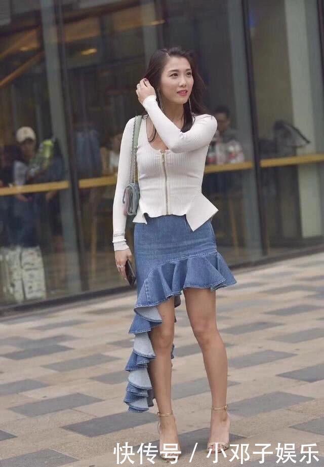针织上衣加个性牛仔裙,展现时尚穿搭,吸睛无数