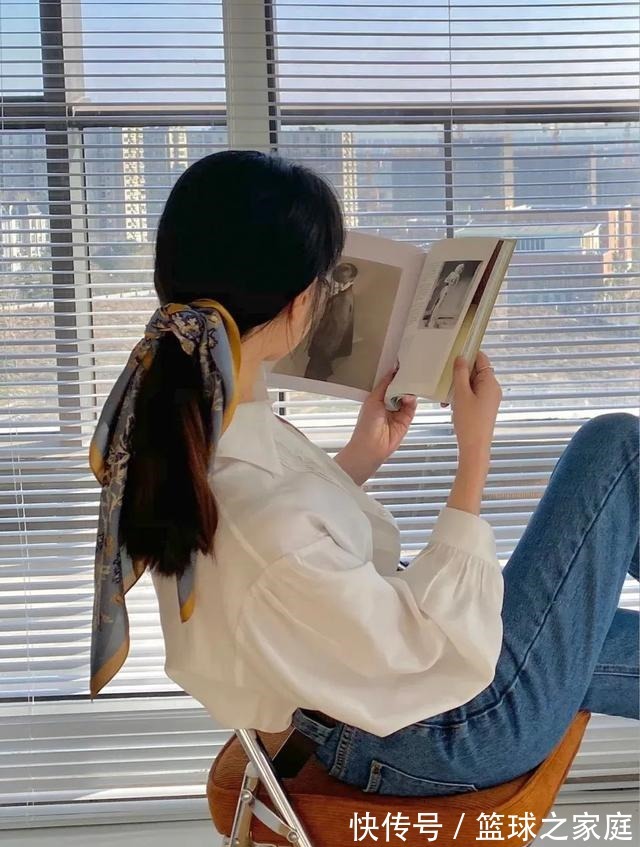 头发 别再披头散发了!这3个发型小技巧显嫩又高级!