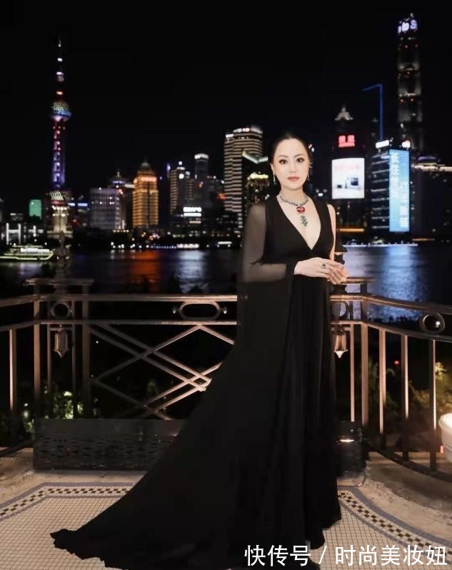 穿搭 章小蕙天生“贵妇气质”,穿黑色深V连衣裙,华丽贵气还优雅