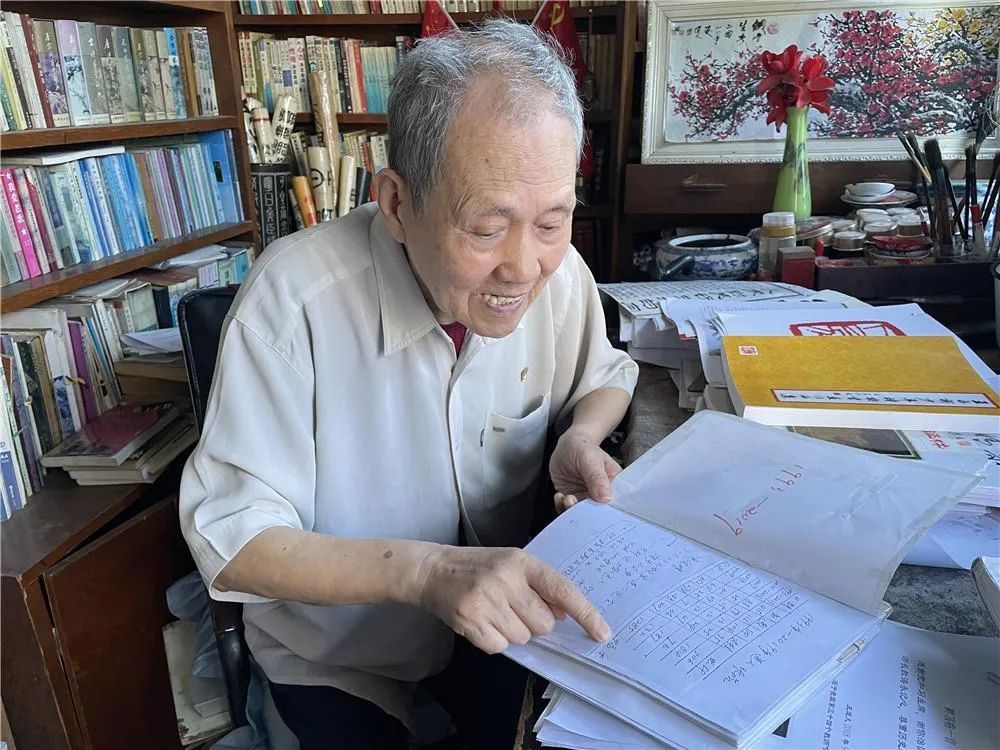 篆刻|坚守热爱！89岁的他自学成才，用近30年时间刻下400余枚印章