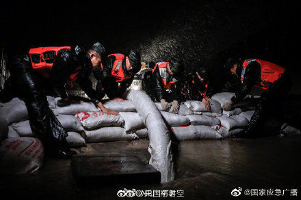 台风|台风过境引发内涝武警官兵雨夜驰援