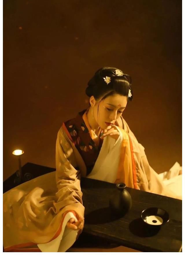 风小雅入驻陌陌平台三个月，屡获“MOMOTV”音乐大赏公演机会