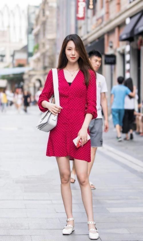 街拍邻家1号小姐姐,休闲装扮凸显气质,迷人