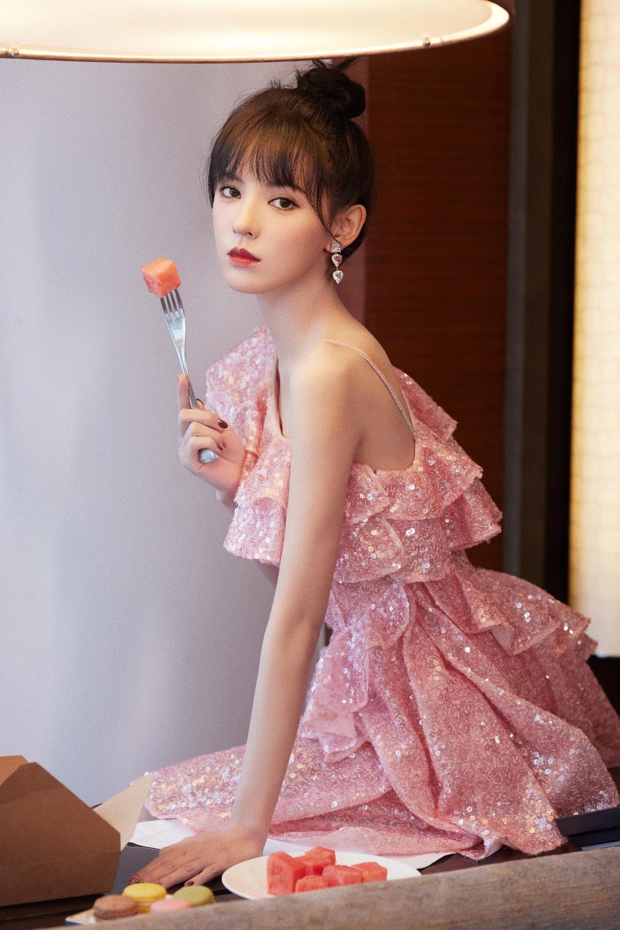 造型|张予曦真洋气,白衬衫配黑西装干练利落,秀出“漫画腿”真让人酸