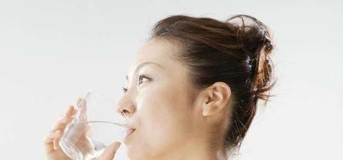 饮水|清晨起床喝第一杯水有讲究!早起坚持饮水,还能收获几个好处