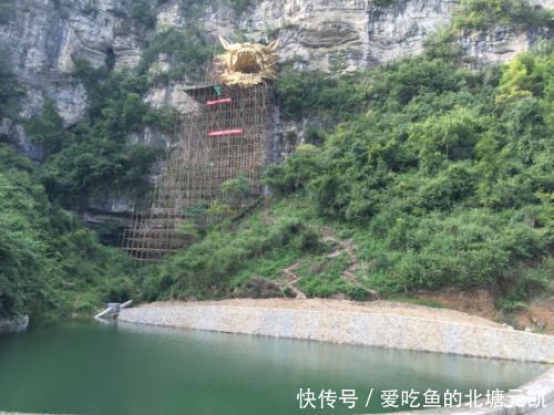 贵州一奇葩景点：建在崖上的巨型龙头，耗12吨黄铜却被嘲像水龙头