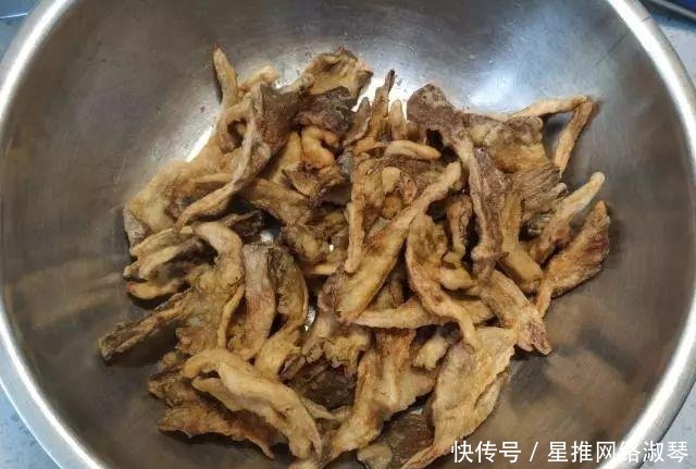 被称为饭店“最脏”的一道菜，酥香干脆，很多人都喜欢吃