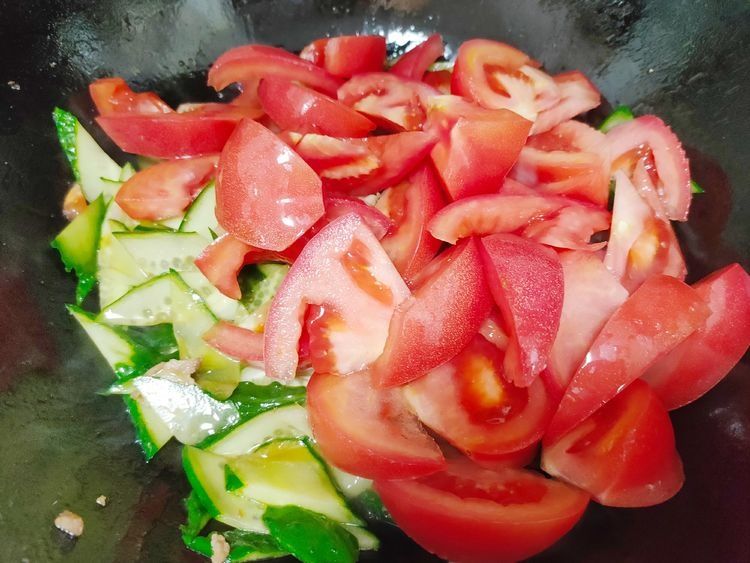 西红柿新吃法，冬天3样食材一起炒，出锅鲜香味道好，家人喜欢吃