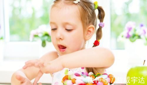 医生|2岁宝宝长出“鲨鱼牙”,妈妈慌忙带娃就医,医生:夜奶惹的祸