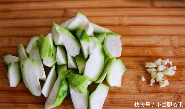 发苦|炒丝瓜时,记住不要直接下锅,教你一个小技巧,丝瓜不发黑不发苦