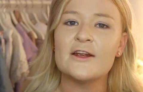 化妆 一美女爱化妆,一次往脸上涂满一百层粉底液,结果令人不忍直视了