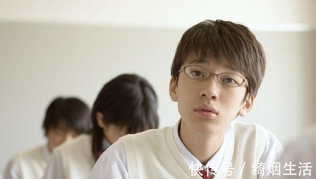 眼睛|又在躺着玩手机？视力越来越差，记住“三动、三吃”，预防近视！