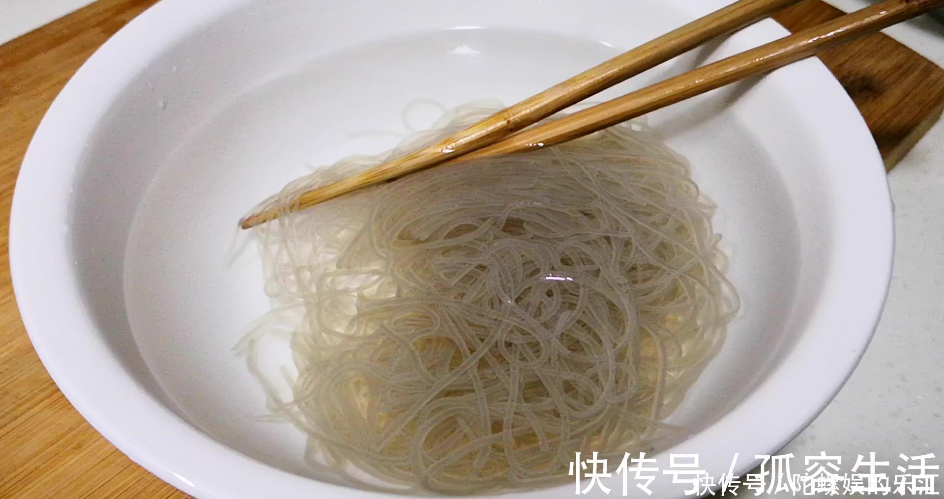 晓峰|炒粉条时总是爱坨爱粘连?大厨教我诀窍,粉条又香又滑,不粘锅!