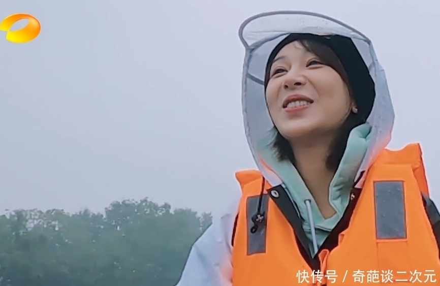 杨紫 牵手?搭肩?张艺兴和杨紫,你们现在都不避人了吗?