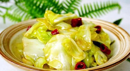 它含天然维生素U，其他蔬菜很少有，养胃护胃，胃不好要多吃