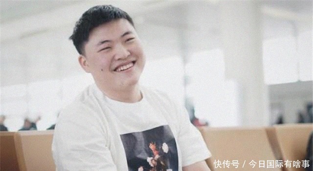 并称|与Uzi双排时,rookie似乎收到消息突然示好,并称不是代表他自己