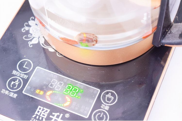 甜汤|天冷适合来一杯暖心的红枣茶，女人常喝气色好，简单好做