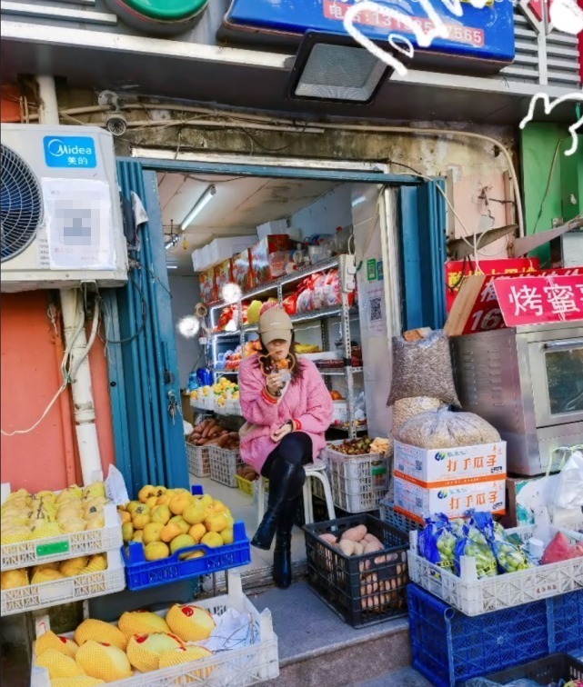 红薯|接地气！奥运冠军王楠当街啃“红薯”，老板认出：不收钱可劲吃吧