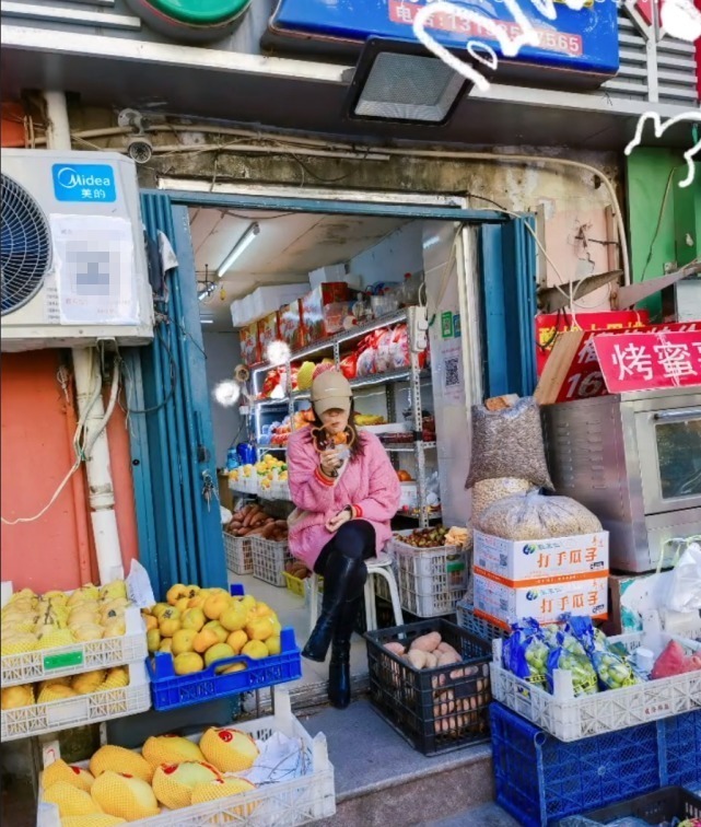 红薯|接地气!奥运冠军王楠当街啃“红薯”,老板认出:不收钱可劲吃吧