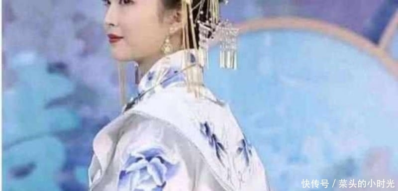出场|新娘穿“青花瓷”婚纱出场,十分吸睛,网友:第一次见这种婚纱