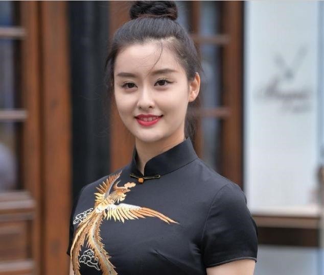 凤凰 精致美女身穿霸气的黑色“凤袍”,独特气质让人惊艳