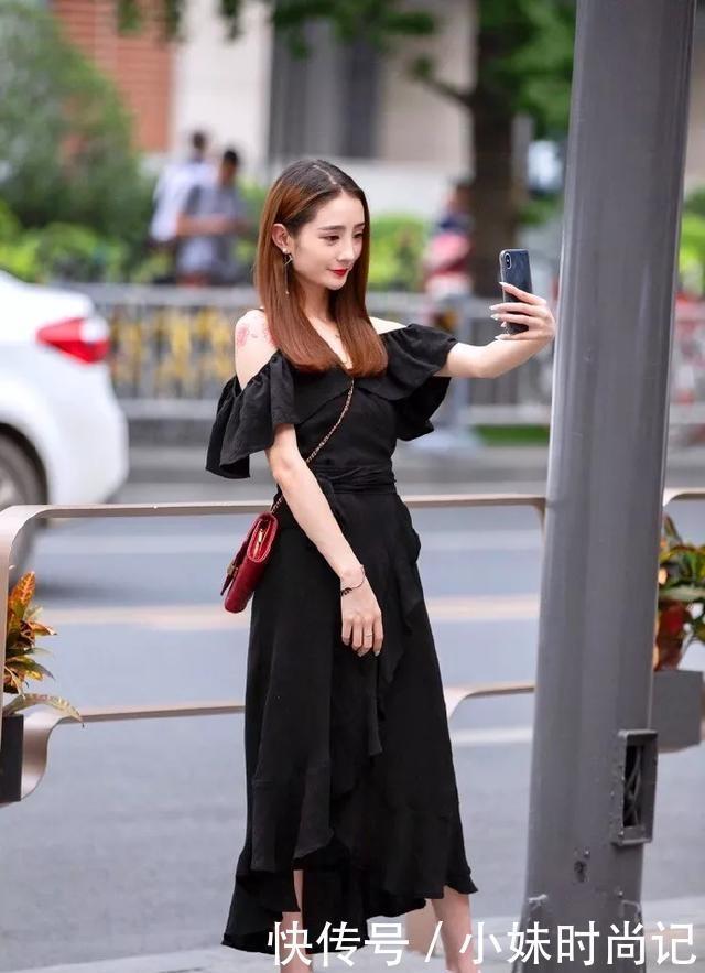 修长|街拍美女短款的裙摆让她的双腿显得更加的修长