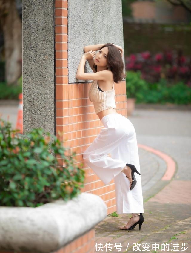 内衣 时尚有女人魅力的小背心搭配阔腿裤，显得风韵十足，很有女人魅力！