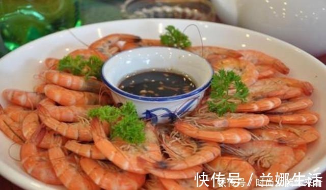 水煮虾，只加生姜和食盐可不够，多加这“2味”，虾肉不腥不柴！