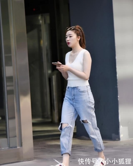 气质|美女清爽大方的牛仔裤搭配呈现出别具一格的气质美
