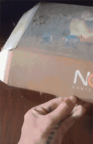 |搞笑GIF:如何优雅不失风度地撩妹 这一招果然厉害