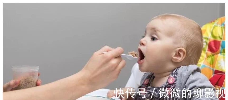添加|辅食4个月添加好还是6个月?关于辅食添加的4大问题,一一解答
