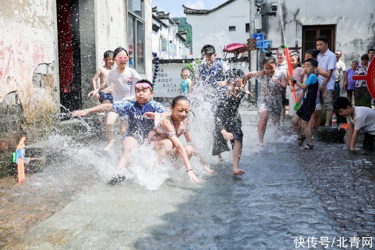 凤川街道|盛夏觅清凉 桐庐翙岗古村“洗街”又来啦