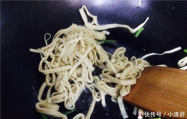  自从学会韭菜新吃法，一周吃2次，比吃肉还香，好过瘾