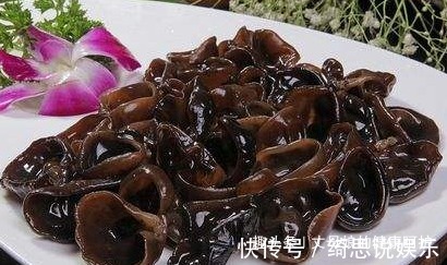 肠道|黑木耳有个绝配,煮在一起,排出宿便,女人常喝,还能治失眠