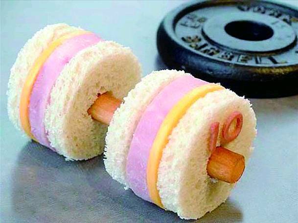 |搞笑图片幽默段子笑话哈哈,是狗狗在看店吗,孩子来买东西了呢