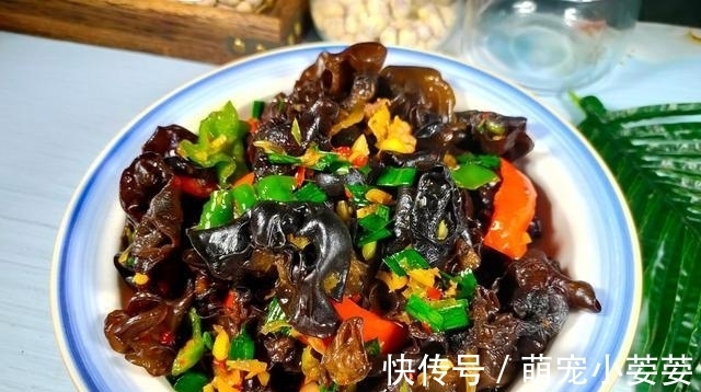 黑木耳|冬季必备的进补素菜，它排第1名，钙和铁比牛肉高，要常给孩子吃