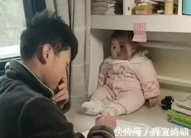 情谊|“超黏人妹妹”走红,藏到桌角也要看哥哥写作业,乖巧似吉祥物