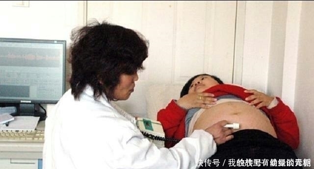 男孩子|20岁年轻孕妇怀上四胞胎，孩子出生后，婆婆笑了，老公却哭了！