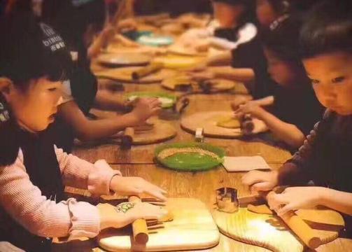 做法|熊孩子将火锅汤溅路人一身,宝妈做法与寻常不同,还获网友支持