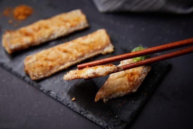 原来煎带鱼这么简单,鱼皮上加1样食材,带鱼酥脆可口,营养好吃