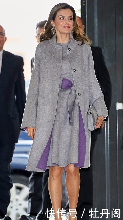 西班牙王后“带货”能力真强!穿蛇皮纹长裙出席活动,又一次售罄