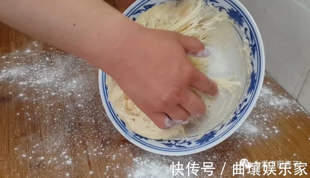 红豆发面饼|红豆饼又吃新吃法，不蒸不烤不油炸，松软又香甜，孩子爱吃不挑食