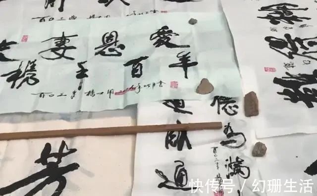 笔笔#80岁老人“地摊书法”,内敛含蓄,有舒同神韵,专家:江湖体