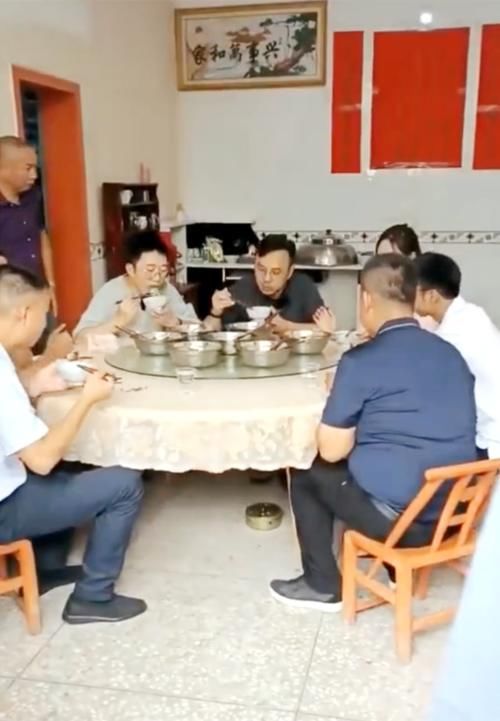 汪涵|汪涵楊迪被曝聚餐不用公筷！自帶廚師為他們做飯，七個(gè)人七盆菜