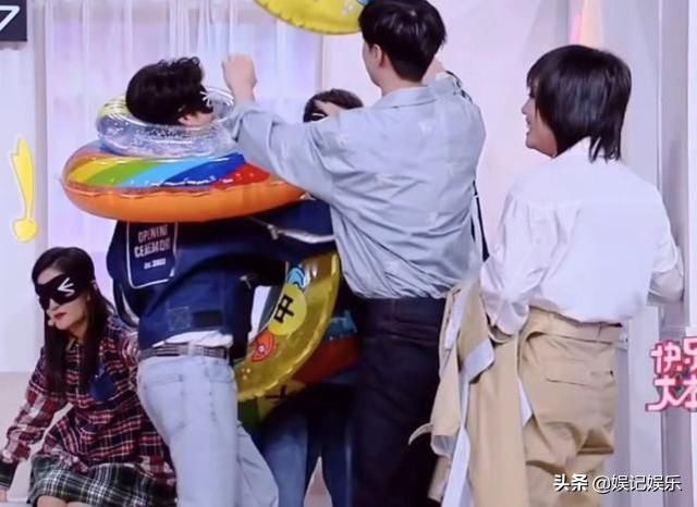 真怀了?谢娜玩游戏全程坐着,特殊待遇很明显,嘉宾也不敢靠近