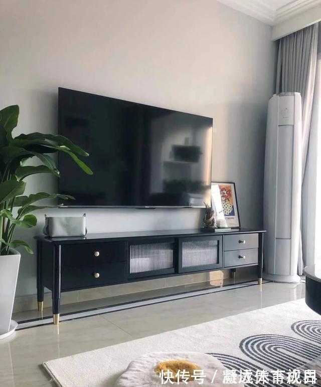 阳台上|她家不吊顶,只走石膏线,墙面不造型,只刷乳胶漆,太简洁耐看了